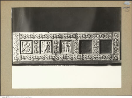 Vorderseite von Böhm [https://www.deutsche-digitale-bibliothek.de/content/lizenzen/rv-ez/] Elfenbeinkasten mit mythologischen, tanzenden und kämpfenden FigurenRückseite: der Kentaure Eurytion und Hippodamia, Herrscher oder Kaiser, ein Mann mit einer Schlange und Turm (Triptolemos?) - Gesamtansicht, bh131618_recto. Foto: Böhm, Osvaldo.