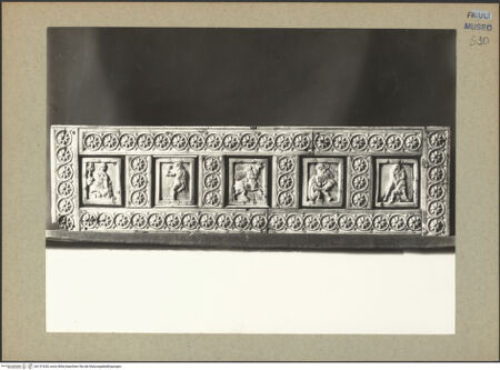 Vorderseite von Böhm [https://www.deutsche-digitale-bibliothek.de/content/lizenzen/rv-ez/] Elfenbeinkasten mit mythologischen, tanzenden und kämpfenden FigurenFrontseite: Februar (oder Winter?), Tanzender Mann, Zentaur mit Pfau, Herkules und der nemeische Löwe, Hercules und Antaios - Gesamtansicht, bh131620_recto. Foto: Böhm, Osvaldo.