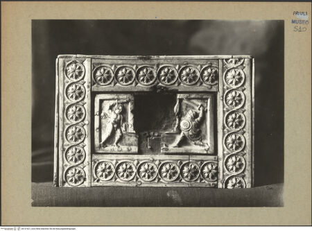 Vorderseite von Böhm [https://www.deutsche-digitale-bibliothek.de/content/lizenzen/rv-ez/] Elfenbeinkasten mit mythologischen, tanzenden und kämpfenden FigurenRechte Seite: Zwei Männer kämpfen mit dem Schwert - Gesamtansicht, bh131621_recto. Foto: Böhm, Osvaldo.