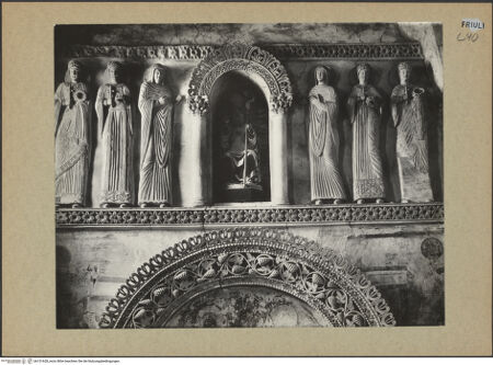 Vorderseite von Böhm [https://www.deutsche-digitale-bibliothek.de/content/lizenzen/rv-ez/] Dekoration der WestwandOberer Teil: Sechs weibliche Heilige - Gesamtansicht, bh131628_recto. Foto: Böhm, Osvaldo.