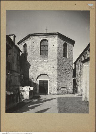 Vorderseite von Böhm [https://www.deutsche-digitale-bibliothek.de/content/lizenzen/rv-ez/] Battistero - Gesamtansicht von Westen, bh131967_recto. Foto: Böhm, Osvaldo.