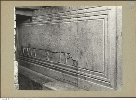 Vorderseite von Böhm [https://www.deutsche-digitale-bibliothek.de/content/lizenzen/rv-ez/] Fragment eines Pluteus (Brüstung) mit Vase zwischen Lämmern (?) - Gesamtansicht, bh131972_recto. Foto: Böhm, Osvaldo.