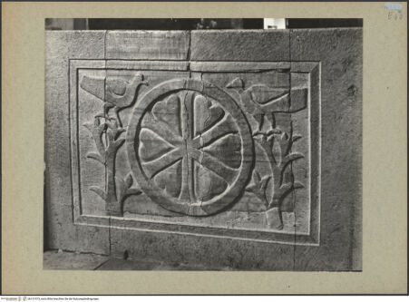 Vorderseite von Böhm [https://www.deutsche-digitale-bibliothek.de/content/lizenzen/rv-ez/] Fragment eines Pluteus (Brüstung) mit Chrismon und Tauben - Gesamtansicht, bh131973_recto. Foto: Böhm, Osvaldo.