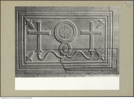 Vorderseite von Böhm [https://www.deutsche-digitale-bibliothek.de/content/lizenzen/rv-ez/] Fragment eines Pluteus (Brüstung) mit Kreuzen und Lilien - Gesamtansicht, bh131976_recto. Foto: Böhm, Osvaldo.