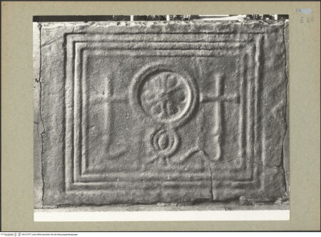 Vorderseite von Böhm [https://www.deutsche-digitale-bibliothek.de/content/lizenzen/rv-ez/] Fragment eines Pluteus (Brüstung) mit Chrismon, Kreuzen und Bändern - Gesamtansicht, bh131977_recto. Foto: Böhm, Osvaldo.