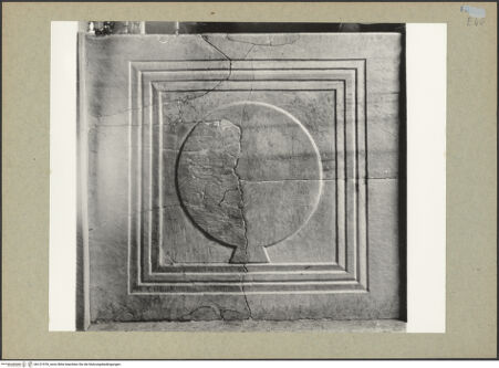 Vorderseite von Böhm [https://www.deutsche-digitale-bibliothek.de/content/lizenzen/rv-ez/] Fragment eines Pluteus (Brüstung) mit Clipeus (?) - Gesamtansicht, bh131978_recto. Foto: Böhm, Osvaldo.