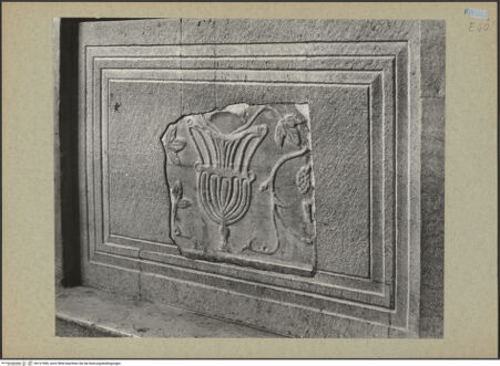 Vorderseite von Böhm [https://www.deutsche-digitale-bibliothek.de/content/lizenzen/rv-ez/] Fragment eines Pluteus (Brüstung) mit Vase und Weinstock; Rückseite: Kreuz - Gesamtansicht (Vorderseite), bh131980_recto. Foto: Böhm, Osvaldo.