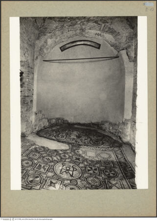 Vorderseite von Böhm [https://www.deutsche-digitale-bibliothek.de/content/lizenzen/rv-ez/] Fußboden des Mausoleums von Marciano - Teilansicht von Westen, bh131988_recto. Foto: Böhm, Osvaldo.