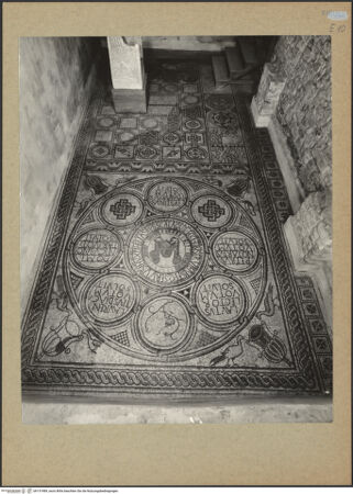 Vorderseite von Böhm [https://www.deutsche-digitale-bibliothek.de/content/lizenzen/rv-ez/] Fußboden des Salutatoriums - Teilansicht von Osten, bh131989_recto. Foto: Böhm, Osvaldo.