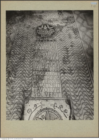 Vorderseite von Böhm [https://www.deutsche-digitale-bibliothek.de/content/lizenzen/rv-ez/] Fußboden des Mittelschiffes - Detail des Mittelteils (oben: Inschrift des Bischofs Elias), bh131991_recto. Foto: Böhm, Osvaldo.