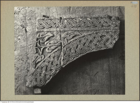 Vorderseite von Böhm [https://www.deutsche-digitale-bibliothek.de/content/lizenzen/rv-ez/] Fragment des Bogens eines Ziboriums mit Blattwerk und Flechtwerk - Gesamtansicht, bh131998_recto. Foto: Böhm, Osvaldo.