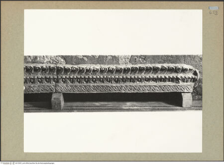 Vorderseite von Böhm [https://www.deutsche-digitale-bibliothek.de/content/lizenzen/rv-ez/] Fragmente eines Architravs mit Flechtwerk - Gesamtansicht (Kat. 632), bh132001_recto. Foto: Böhm, Osvaldo.