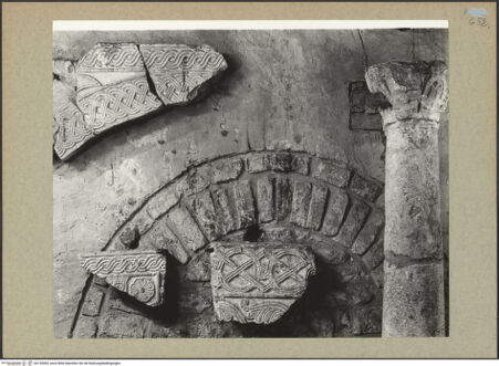 Vorderseite von Böhm [https://www.deutsche-digitale-bibliothek.de/content/lizenzen/rv-ez/] Fragmente eines Ziboriums mit Flechtwerk - Gesamtansicht, bh132003_recto. Foto: Böhm, Osvaldo.