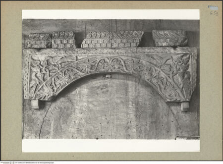 Vorderseite von Böhm [https://www.deutsche-digitale-bibliothek.de/content/lizenzen/rv-ez/] Bogen eines Ziboriums mit Vögeln und Blattwerk - Gesamtansicht, bh132005_recto. Foto: Böhm, Osvaldo.