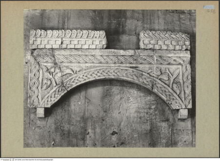 Vorderseite von Böhm [https://www.deutsche-digitale-bibliothek.de/content/lizenzen/rv-ez/] Bogen eines Ziboriums mit Blattwerk und Flechtwerk - Gesamtansicht, bh132006_recto. Foto: Böhm, Osvaldo.