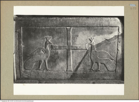 Vorderseite von Böhm [https://www.deutsche-digitale-bibliothek.de/content/lizenzen/rv-ez/] Schrankenplatte mit Kreuz und Pfauen - Gesamtansicht, bh132007_recto. Foto: Böhm, Osvaldo.