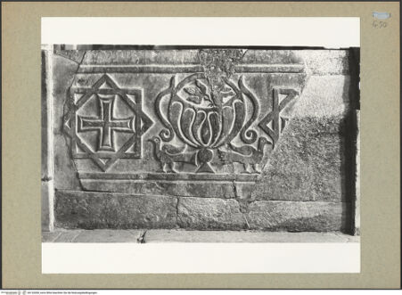 Vorderseite von Böhm [https://www.deutsche-digitale-bibliothek.de/content/lizenzen/rv-ez/] Schrankenplatte mit Kreuz, Vögeln und Kantharos - Gesamtansicht, bh132008_recto. Foto: Böhm, Osvaldo.