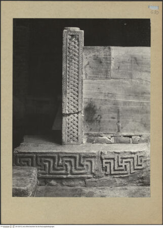 Vorderseite von Böhm [https://www.deutsche-digitale-bibliothek.de/content/lizenzen/rv-ez/] Pilaster mit Flechtwerk - Gesamtansicht, bh132010_recto. Foto: Böhm, Osvaldo.