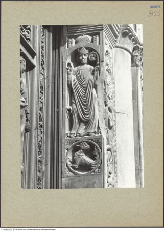 Vorderseite von Ranke [https://www.deutsche-digitale-bibliothek.de/content/lizenzen/rv-ez/] SeitenportalSegnende Bischofsfigur (angeblich der Auftraggeber Anselm, Bischof von Foligno und Nocera) - Gesamtansicht, bh132034_recto. Foto: Ranke.