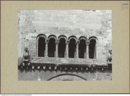 Vorderseite von Ranke [https://www.deutsche-digitale-bibliothek.de/content/lizenzen/rv-ez/] San FelicianoSüdwestliche Querhausfassade - Mittelachse, Detail: Rundbogengalerie und Gesims, bh132037_recto. Foto: Ranke.