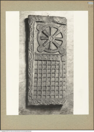 Vorderseite von Böhm [https://www.deutsche-digitale-bibliothek.de/content/lizenzen/rv-ez/] Fragment eines Ambos mit Chrismon, Blattwerk und Flechtwerk - Gesamtansicht, bh132064_recto. Foto: Böhm, Osvaldo.