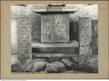 Vorderseite von Böhm [https://www.deutsche-digitale-bibliothek.de/content/lizenzen/rv-ez/] Relief mit Kreuz, Tauben mit Olivenzweigen und Pfauen - Gesamtansicht, bh132066_recto. Foto: Böhm, Osvaldo.