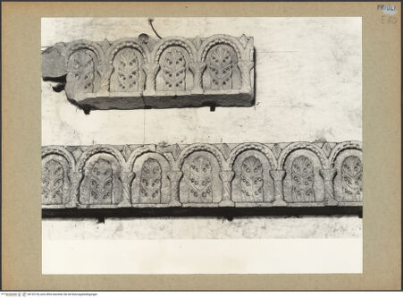 Vorderseite von Böhm [https://www.deutsche-digitale-bibliothek.de/content/lizenzen/rv-ez/] Fragmente des Architravs eines Ziboriums mit Blattwerk - Gesamtansicht, bh132154_recto. Foto: Böhm, Osvaldo.