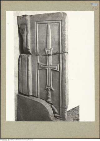 Vorderseite von Böhm [https://www.deutsche-digitale-bibliothek.de/content/lizenzen/rv-ez/] Fragment eines Pluteus (Brüstung) mit Kreuz als Kronleuchter - Gesamtansicht (Vorderseite), bh132158_recto. Foto: Böhm, Osvaldo.