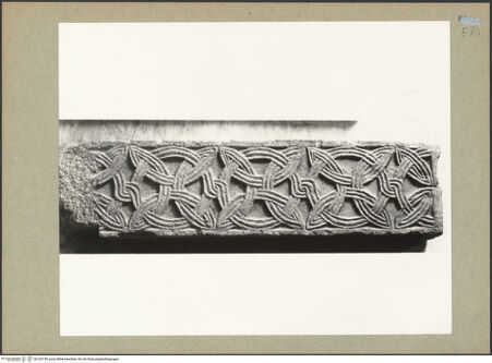 Vorderseite von Böhm [https://www.deutsche-digitale-bibliothek.de/content/lizenzen/rv-ez/] Pilaster mit Flechtwerk - Gesamtansicht, bh132159_recto. Foto: Böhm, Osvaldo.