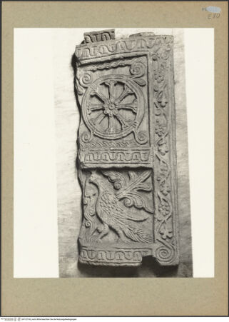 Vorderseite von Böhm [https://www.deutsche-digitale-bibliothek.de/content/lizenzen/rv-ez/] Fragment eines Ambos mit Chrismon, Pfau, Blattwerk und Flechtwerk - Gesamtansicht, bh132160_recto. Foto: Böhm, Osvaldo.