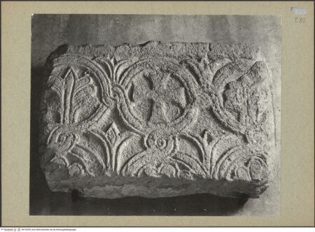 Vorderseite von Böhm [https://www.deutsche-digitale-bibliothek.de/content/lizenzen/rv-ez/] Fragment eines Pluteus (Brüstung) mit Kreuz, Blattwerk und Flechtwerk - Gesamtansicht, bh132209_recto. Foto: Böhm, Osvaldo.