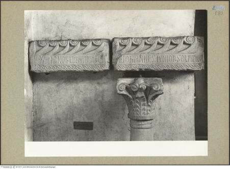 Vorderseite von Böhm [https://www.deutsche-digitale-bibliothek.de/content/lizenzen/rv-ez/] Fragmente des Architravs eines Ziboriums mit Flechtwerk; Kapitell - Gesamtansicht, bh132211_recto. Foto: Böhm, Osvaldo.