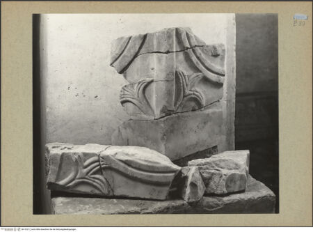 Vorderseite von Böhm [https://www.deutsche-digitale-bibliothek.de/content/lizenzen/rv-ez/] Fragmente eines Ambos mit Blattwerk - Gesamtansicht, bh132212_recto. Foto: Böhm, Osvaldo.