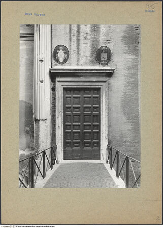 Vorderseite von Bibliotheca Hertziana [https://www.deutsche-digitale-bibliothek.de/content/lizenzen/rv-fz/] Sant'Angelo in PescheriaHauptfassade (Portico dell'Ottavia) / Südfassade - Detail: Eingangstür, bh132731_recto. Foto.