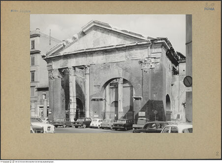 Vorderseite von Bibliotheca Hertziana [https://www.deutsche-digitale-bibliothek.de/content/lizenzen/rv-fz/] Sant'Angelo in PescheriaHauptfassade (Portico dell'Ottavia) / Südfassade - Propylon außen, bh132734_recto. Foto.