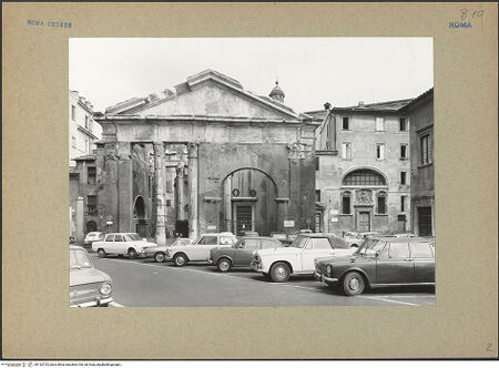 Vorderseite von Bibliotheca Hertziana [https://www.deutsche-digitale-bibliothek.de/content/lizenzen/rv-fz/] Sant'Angelo in PescheriaHauptfassade (Portico dell'Ottavia) / Südfassade - Propylon außen, bh132735_recto. Foto.