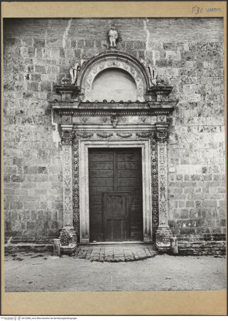 Vorderseite von ICCD [https://www.deutsche-digitale-bibliothek.de/content/lizenzen/rv-ez/] Hauptportal - Gesamtansicht, bh132800_recto. Foto.