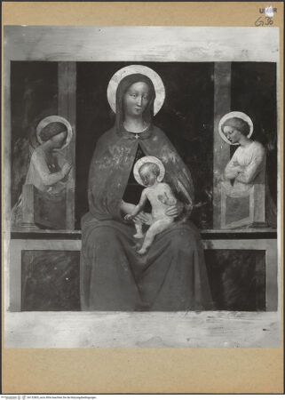 Vorderseite von ICCD [https://www.deutsche-digitale-bibliothek.de/content/lizenzen/rv-ez/] Thronende Madonna zwischen Engeln - Gesamtansicht, bh132805_recto. Foto.