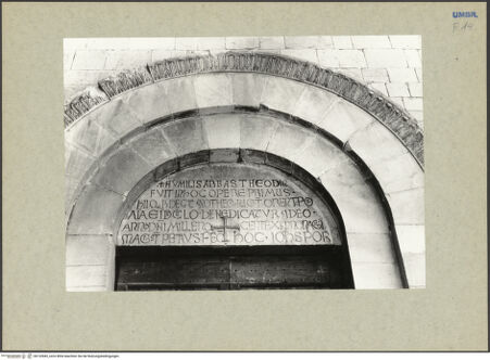 Vorderseite von Ranke [https://www.deutsche-digitale-bibliothek.de/content/lizenzen/rv-ez/] Kirchenportal mit Widmungsinschrift - Inschrift, bh132845_recto. Foto: Ranke.