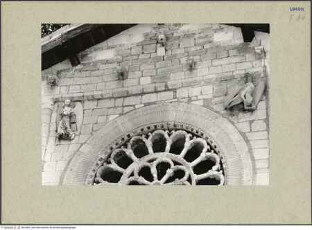 Vorderseite von Ranke [https://www.deutsche-digitale-bibliothek.de/content/lizenzen/rv-ez/] Abbazia di Sant'EutizioSüdwestfassade - Teilansicht der Fensterrose und Evangelistensymbole des Matthäus und Johannes, bh132847_recto. Foto: Ranke.