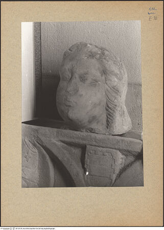 Vorderseite von Bibliotheca Hertziana [https://www.deutsche-digitale-bibliothek.de/content/lizenzen/rv-fz/] Kopf einer Statue (Engel oder Tugend?) - Gesamtansicht, bh133109_recto. Foto: Mörsch.