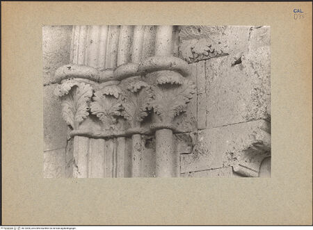 Vorderseite von Bibliotheca Hertziana [https://www.deutsche-digitale-bibliothek.de/content/lizenzen/rv-fz/] Portal zur Kapelle des Heiligen Josef - Detail: Kapitellzone links, bh133490_recto. Foto: Mörsch.