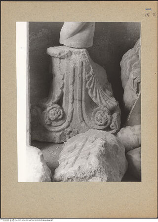 Vorderseite von Bibliotheca Hertziana [https://www.deutsche-digitale-bibliothek.de/content/lizenzen/rv-fz/] Skulpturfragmente der zerstörten CattedraleKapitell mit Blattdekor - Gesamtansicht, bh133491_recto. Foto: Mörsch.