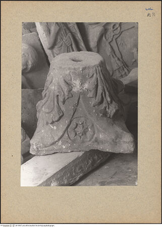 Vorderseite von Bibliotheca Hertziana [https://www.deutsche-digitale-bibliothek.de/content/lizenzen/rv-fz/] Skulpturfragmente der zerstörten CattedraleKapitell mit Blattdekor - Gesamtansicht, bh133507_recto. Foto: Mörsch.