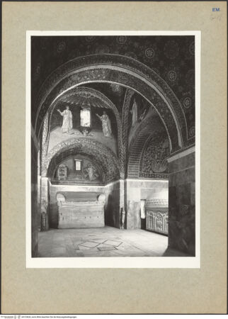 Vorderseite von Villani [https://www.deutsche-digitale-bibliothek.de/content/lizenzen/rv-ez/] Mausoleo di Galla PlacidiaInnenraum - Ansicht von Nordosten, bh133620_recto. Foto: Villani.