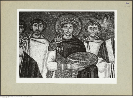 Vorderseite von Villani [https://www.deutsche-digitale-bibliothek.de/content/lizenzen/rv-ez/] Dekoration des PresbyteriumsChristus als Kosmokrator zwischen Engeln, dem heiligen Vitalis und Bischof Ecclesius; Die Opferung von Kaiser Justinian; Die Opferung der Kaiserin TeodoraDie Opferung von Kaiser Justinian, umgeben von seinem Hofstaat und Bischof Maximianus - Kaiser Justinian und Belisarius (?), bh133628_recto. Foto.