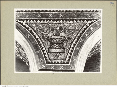 Vorderseite von Villani [https://www.deutsche-digitale-bibliothek.de/content/lizenzen/rv-ez/] Dekoration des PresbyteriumsDie Evangelisten Johannes und Lukas, Jeremia, Szenen aus dem Leben von Moses und AbrahamJeremia; Moses erhält das Gesetz von Gott; das Volk Israel, während Moses das Gesetz erhält; der Besuch der drei Engel bei Abraham; das Isaaksopfer - Detail, Zwickel: Korb mit Obst, flankiert von zwei Vögeln, bh133649_recto. Foto.