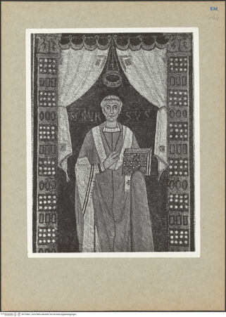 Vorderseite von Villani [https://www.deutsche-digitale-bibliothek.de/content/lizenzen/rv-ez/] ApsismosaikMosaik der Apsiswand: Kaiser Konstantin IV. Pogonatus übergibt die Privilegien der Kirche von Ravenna an Reparatus, den Boten von Erzbischof Maurus; die Bischöfe Ecclesius, Severus, Ursus und Ursicinus; die Opfergaben von Abel, Melchisedek und Abraham - Bischof Ursus, bh133661_recto. Foto: Villani.