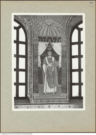 Vorderseite von Villani [https://www.deutsche-digitale-bibliothek.de/content/lizenzen/rv-ez/] ApsismosaikMosaik der Apsiswand: Kaiser Konstantin IV. Pogonatus übergibt die Privilegien der Kirche von Ravenna an Reparatus, den Boten von Erzbischof Maurus; die Bischöfe Ecclesius, Severus, Ursus und Ursicinus; die Opfergaben von Abel, Melchisedek und Abraham - Bischof Ecclesius, bh133663_recto. Foto: Villani.