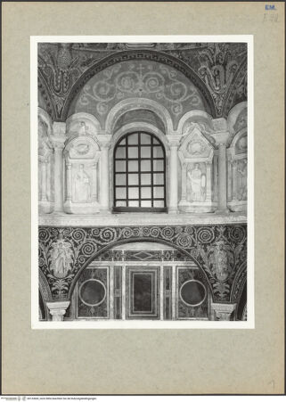 Vorderseite von Villani [https://www.deutsche-digitale-bibliothek.de/content/lizenzen/rv-ez/] Stuckdekoration der Fensterzone: Propheten in Ädikulen und symbolische BilderPropheten in Ädikulen; oben: Christus, der Schlange und Löwe zertritt; fantastische Tiere verschlingen den Menschen - Gesamtansicht, bh133669_recto. Foto: Villani.